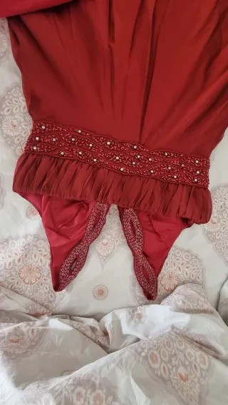 Vestido de fiesta rojo con fajín