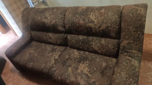 Sofá de tela marrón y multicolor