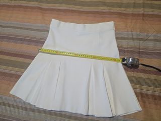 Falda blanca plisada