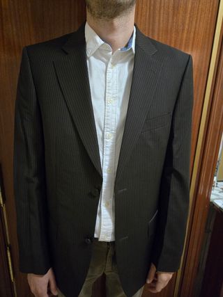 Traje de hombre marrón con rayas
