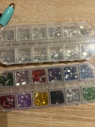 Abalorios para uñas multicolor y plateados