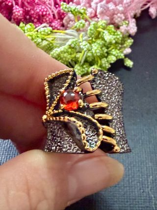 Anillo bañado en oro negro con circonita roja