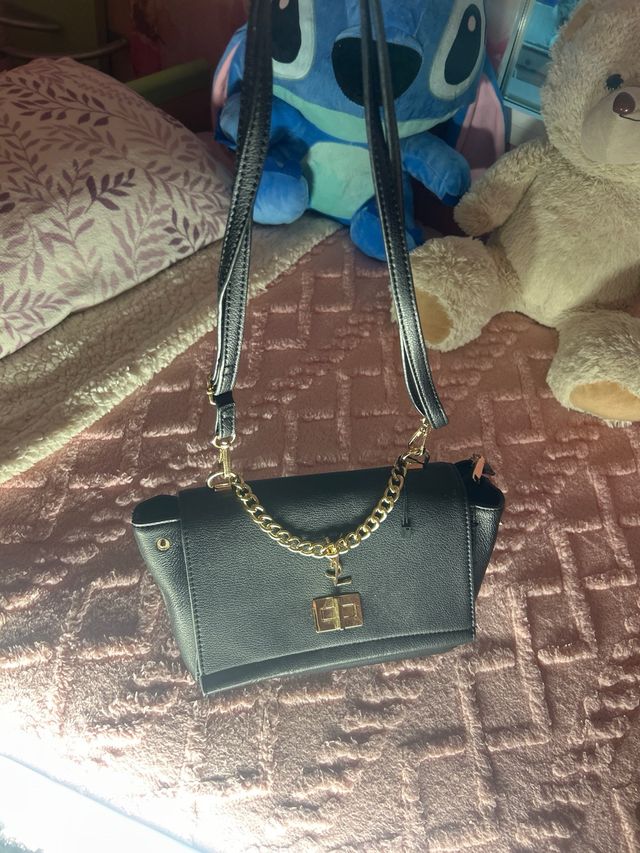 Bolso negro y dorado con cadena