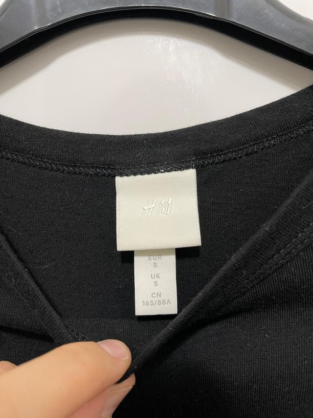 Maglia donna nera con maniche a sbuffo