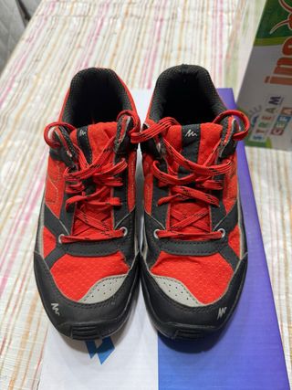 Zapatillas senderismo niño negras y rojas
