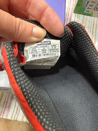 Zapatillas senderismo niño negras y rojas