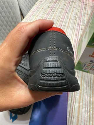Zapatillas senderismo niño negras y rojas