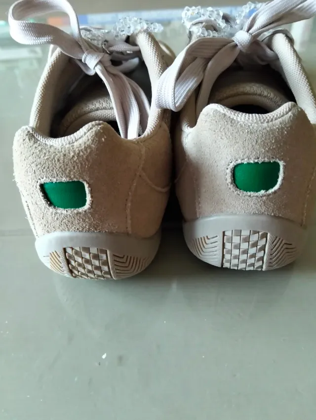 Zapatillas beige con abalorios