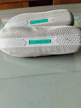 Zapatillas beige con abalorios