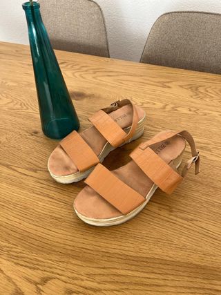 Sandalias marrones con plataforma