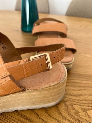 Sandalias marrones con plataforma