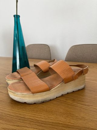 Sandalias marrones con plataforma
