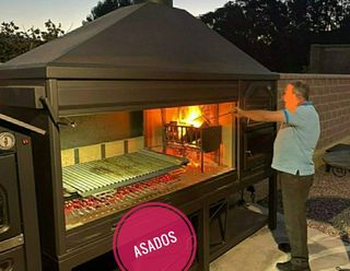 Barbecue con forno in pietra metallica