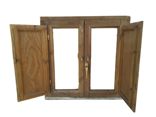 Ventana con contraventana rustica en madera