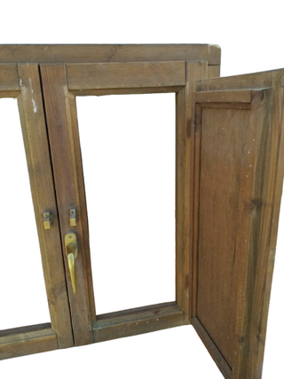 Ventana con contraventana rustica en madera