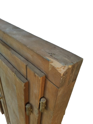 Ventana con contraventana rustica en madera