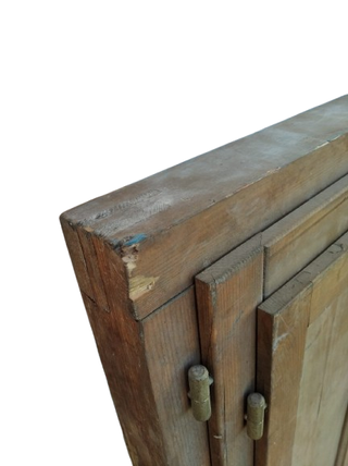 Ventana con contraventana rustica en madera