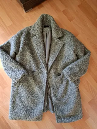 Abrigo gris Bershka