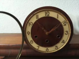 Reloj de cuerda antiguo de madera