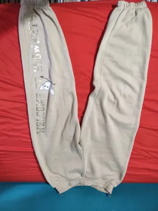 Sudadera y pantalón 
Talla:1,54-1,64cm
13-14 años