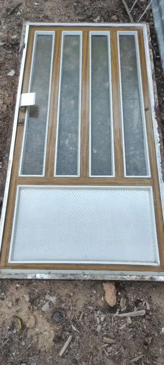 Puerta de hierro con cristal