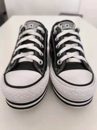 Zapatillas Converse Negras y Blancas pie