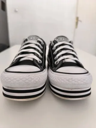 Zapatillas Converse Negras y Blancas pie