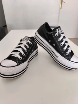 Zapatillas Converse Negras y Blancas pie