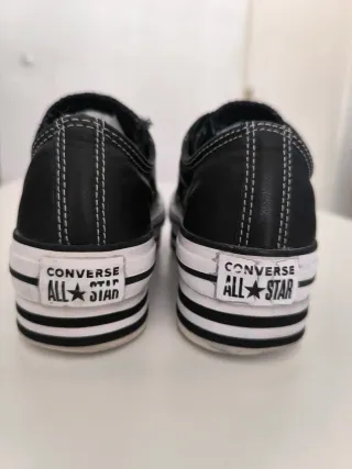 Zapatillas Converse Negras y Blancas pie