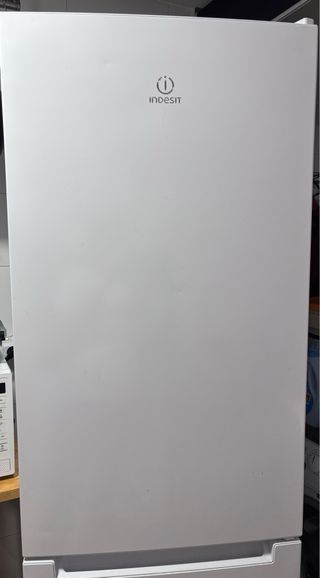 Nevera Indesit en color blanco.