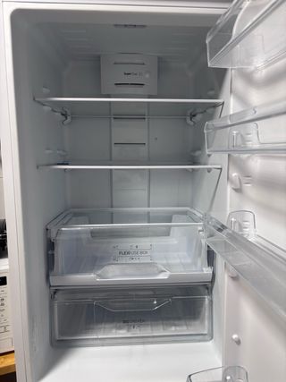 Nevera Indesit en color blanco.