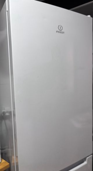 Nevera Indesit en color blanco.