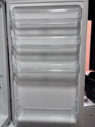 Nevera Indesit en color blanco.