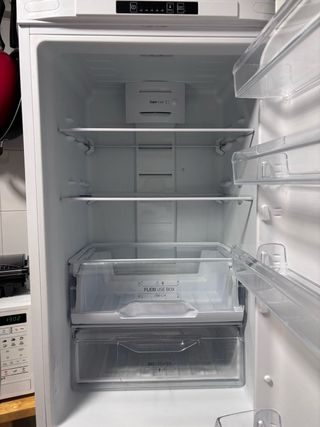 Nevera Indesit en color blanco.