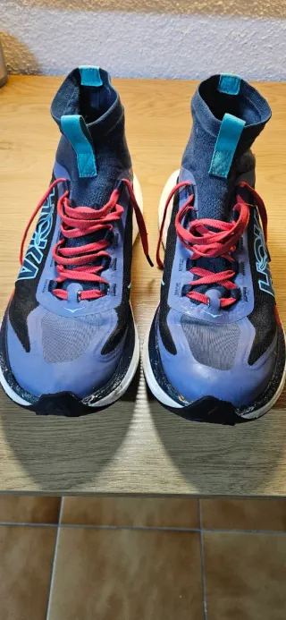 Zapatilla Trail Hoka Azul/Rojo