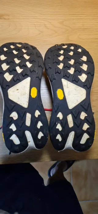 Zapatilla Trail Hoka Azul/Rojo