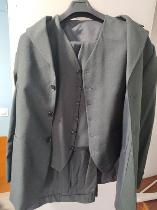 Traje Chaqueta completo con Chalequillo.
