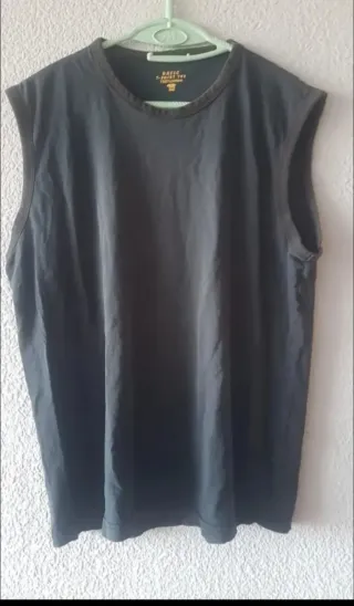 Camiseta negra sin mangas
