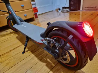 Patinete Eléctrico con casco y cargador.