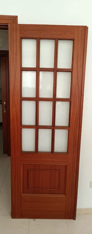 Puerta de madera de morera con cristales