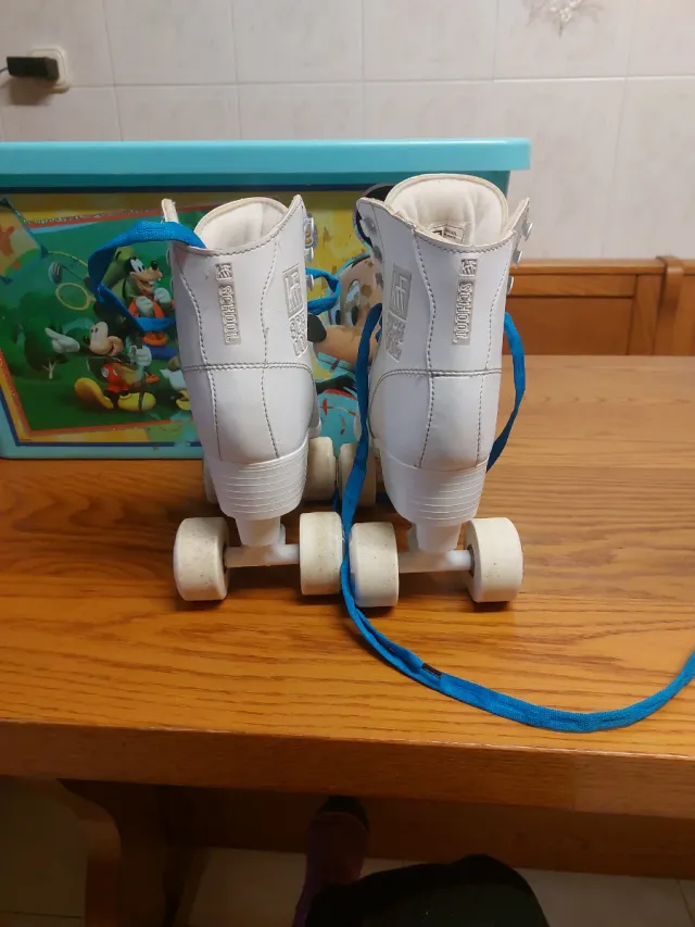 Patines blancos con cordones azules. Scooter Krf