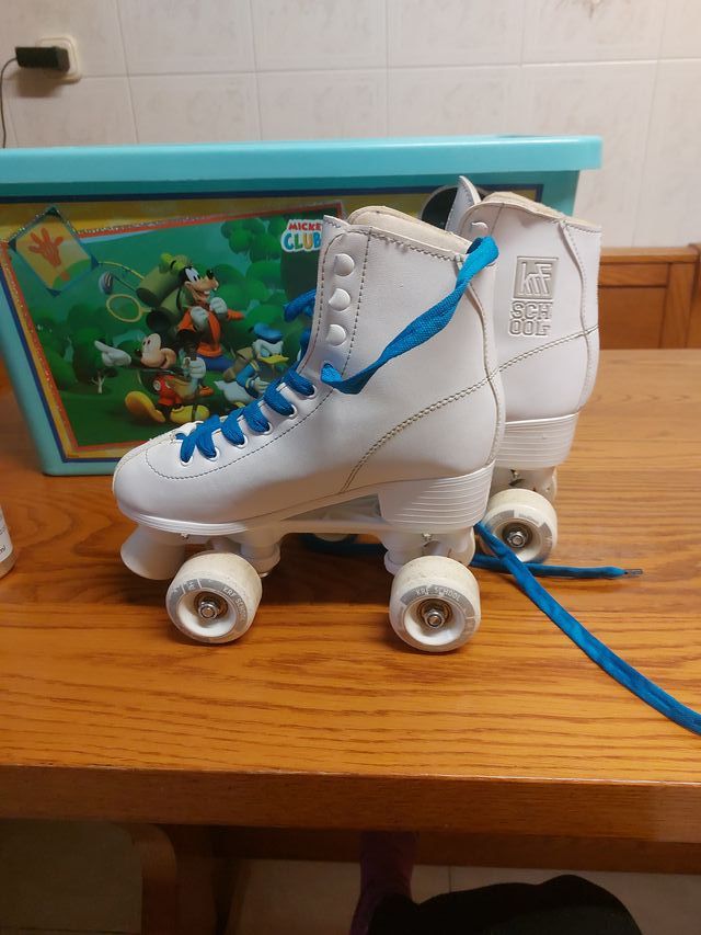 Patines blancos con cordones azules. Scooter Krf
