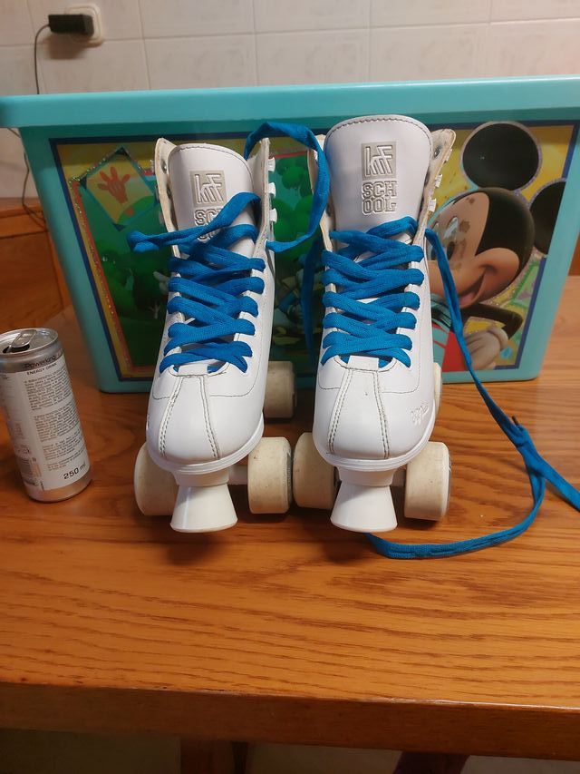 Patines blancos con cordones azules. Scooter Krf