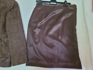 Traje marrón elegante