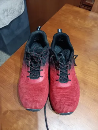 Zapatillas deportivas rojas y negras