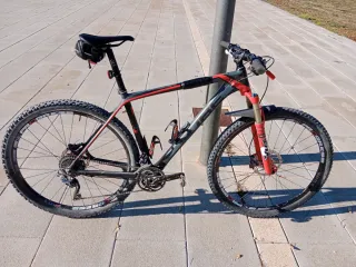 Bicicletta MTB in carbonio