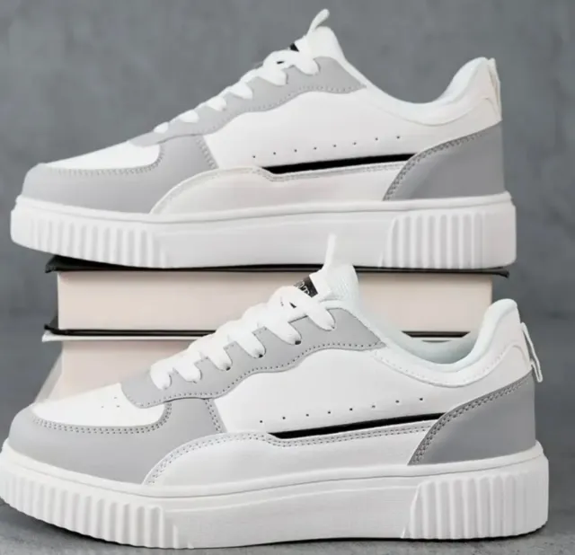 Zapatillas grises y blancas