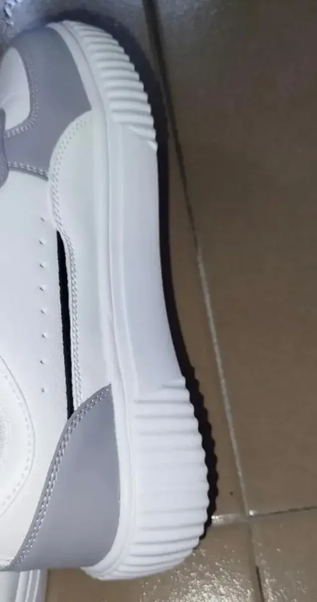 Zapatillas grises y blancas