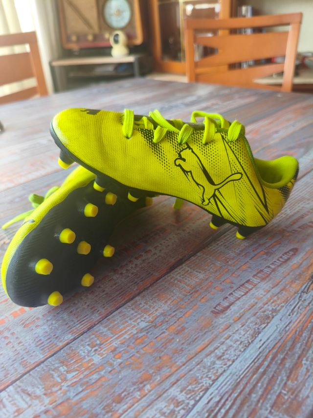 Zapatillas fútbol Puma multitacos niño talla 28