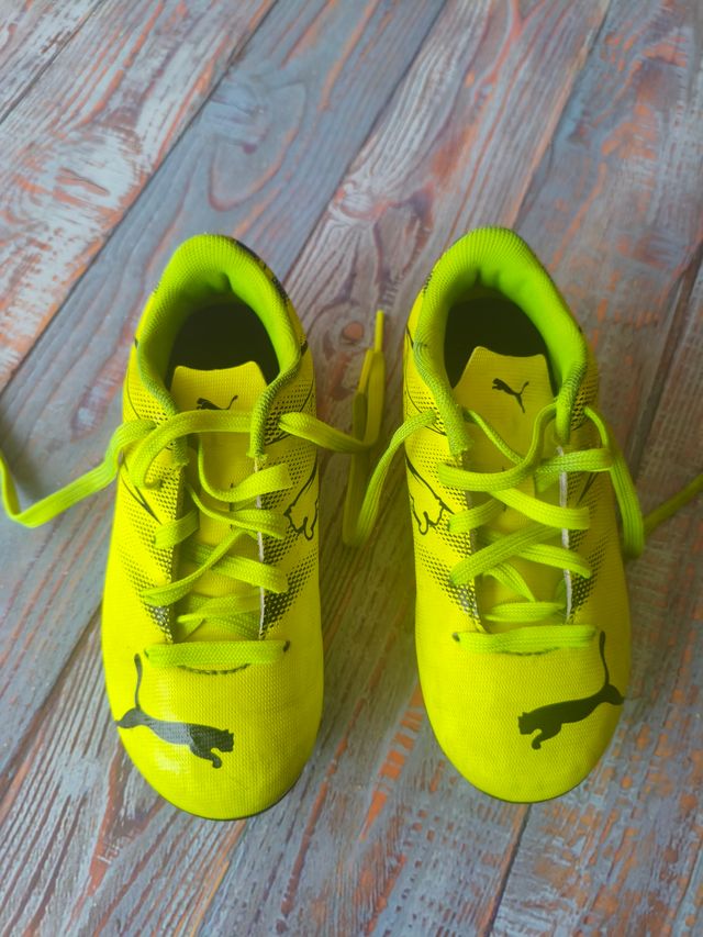 Zapatillas fútbol Puma multitacos niño talla 28